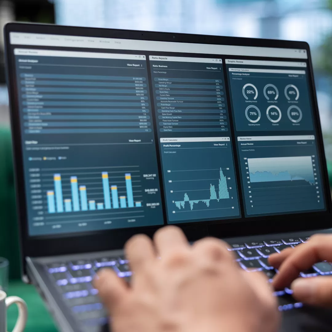 Un dashboard en un ordenador mostrando información financiera
