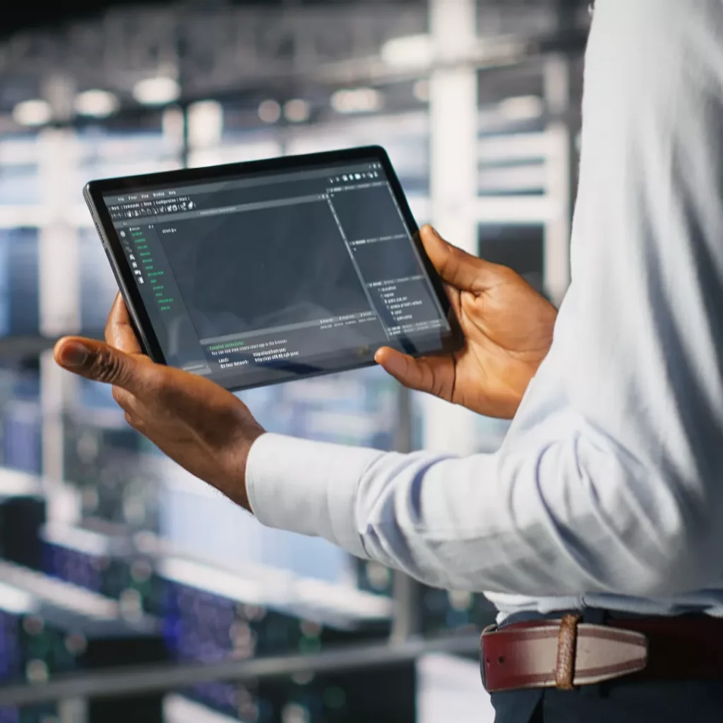 Persona interactuando con una tablet con un dashboard de información