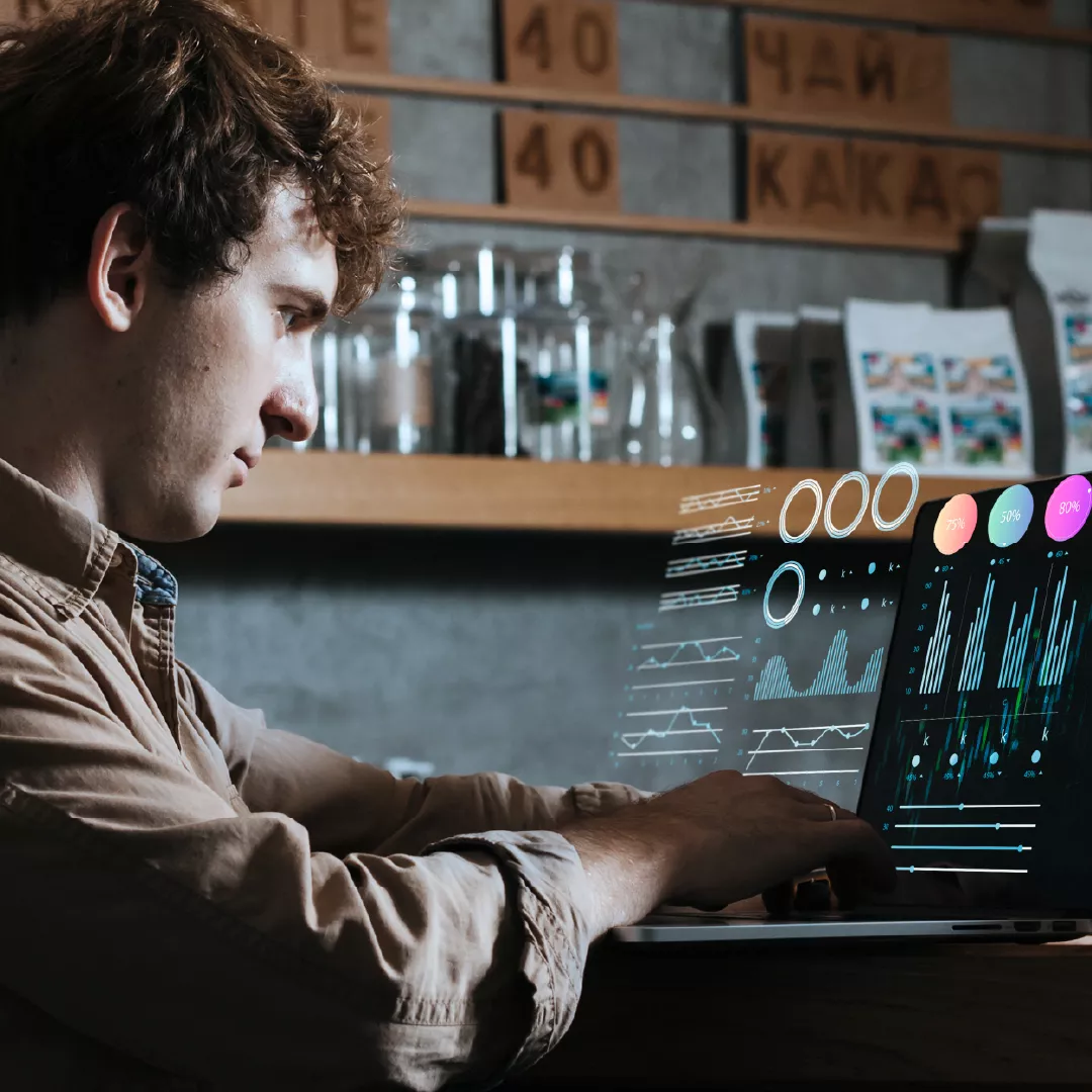 Un chico joven interactua con un dashboard financiero
